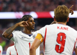Marcus Rashford laver sin signaturjubelscene og peger på tindingen.