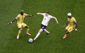 Elliot Anderson i kamp for England.