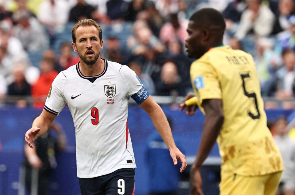 Harry Kane og Thomas Partey under kampen mellem England og Ghana til VM