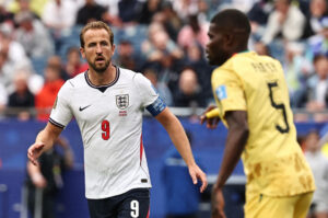 Harry Kane og Thomas Partey under kampen mellem England og Ghana til VM