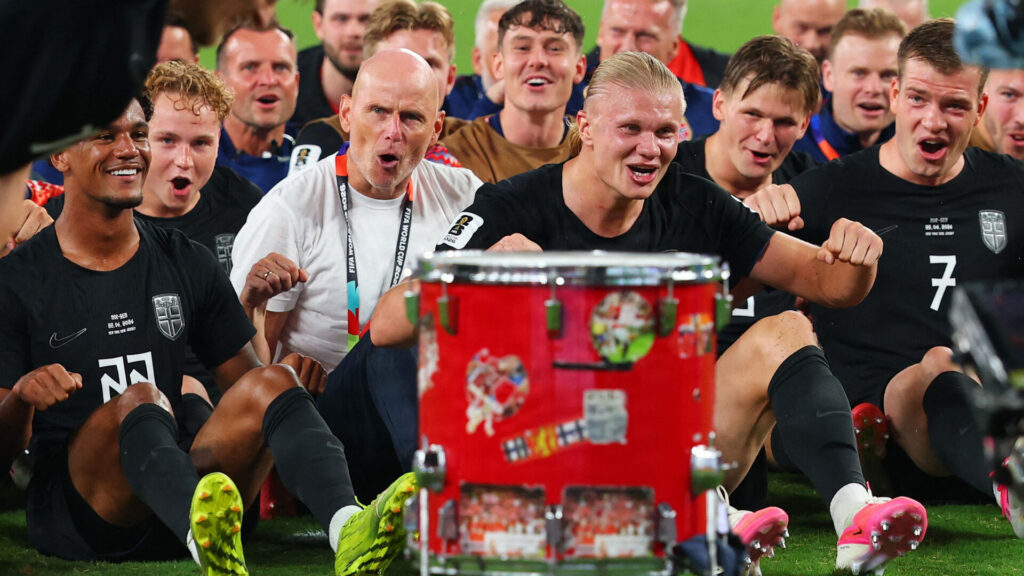 Ståle Solbakken Erling Haaland og det norske landshold med en tromme i forgrunden.