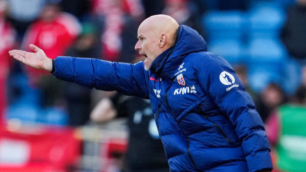 Ståle Solbakken peger med sin højre hånd.