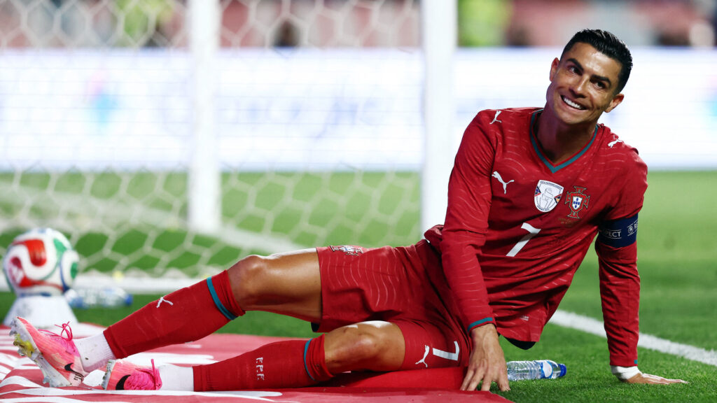 Cristiano Ronaldo sidder på græsset