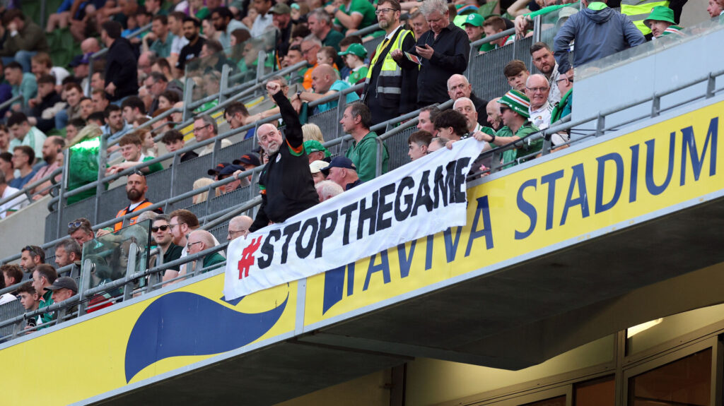 Irske fans protesterer