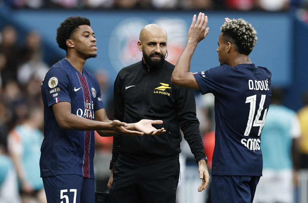 Pierre Mounguengue skiftes ind for PSG.