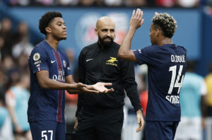 Pierre Mounguengue skiftes ind for PSG.