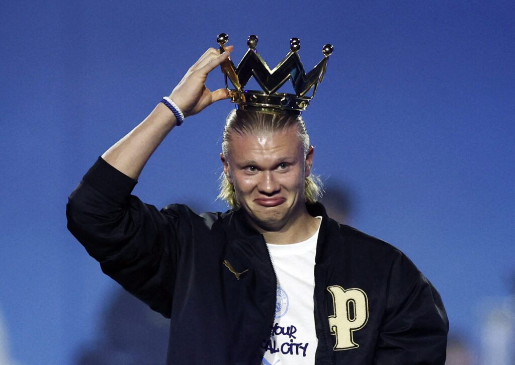 Erling Haaland med en krone på.