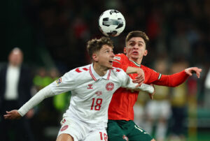 Jesper Lindstrøm i kamp om bolden for Danmark.