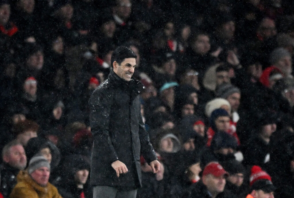 Mikel Arteta står og glor.