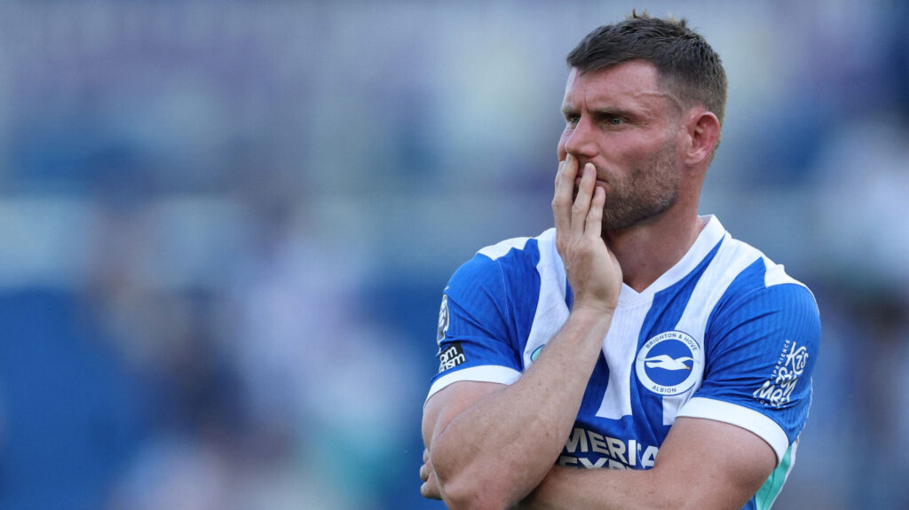 James Milner tager sig til munden.