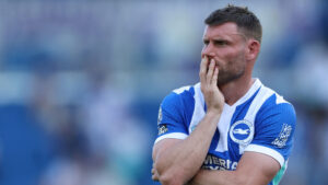 James Milner tager sig til munden.