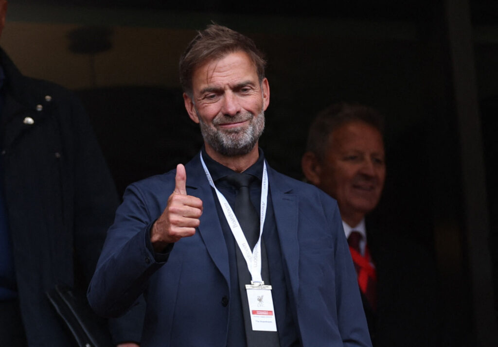 Jürgen Klopp giver thumbs up.