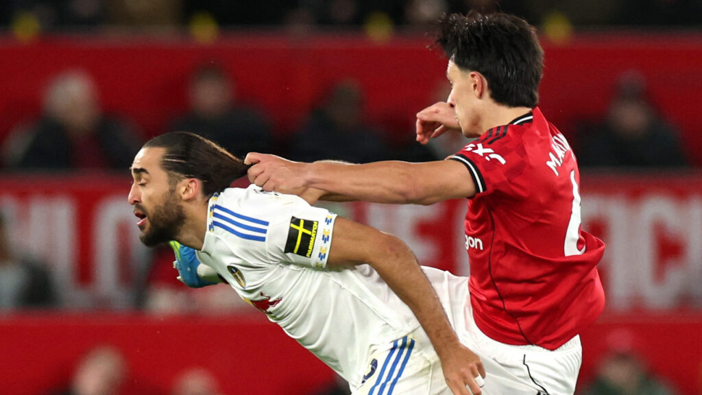 Manchester Uniteds Lisandro Martinez hiver i Dominic Calvert Lewins hår
