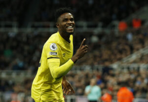 Frank Onyeka jubler over scoring for Brentford i Premier League den 20. november 2021