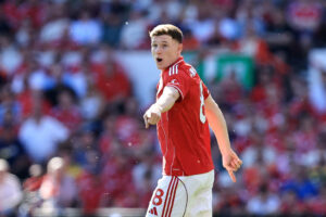 Alliot Anderson under en kamp for Nottingham Forest.