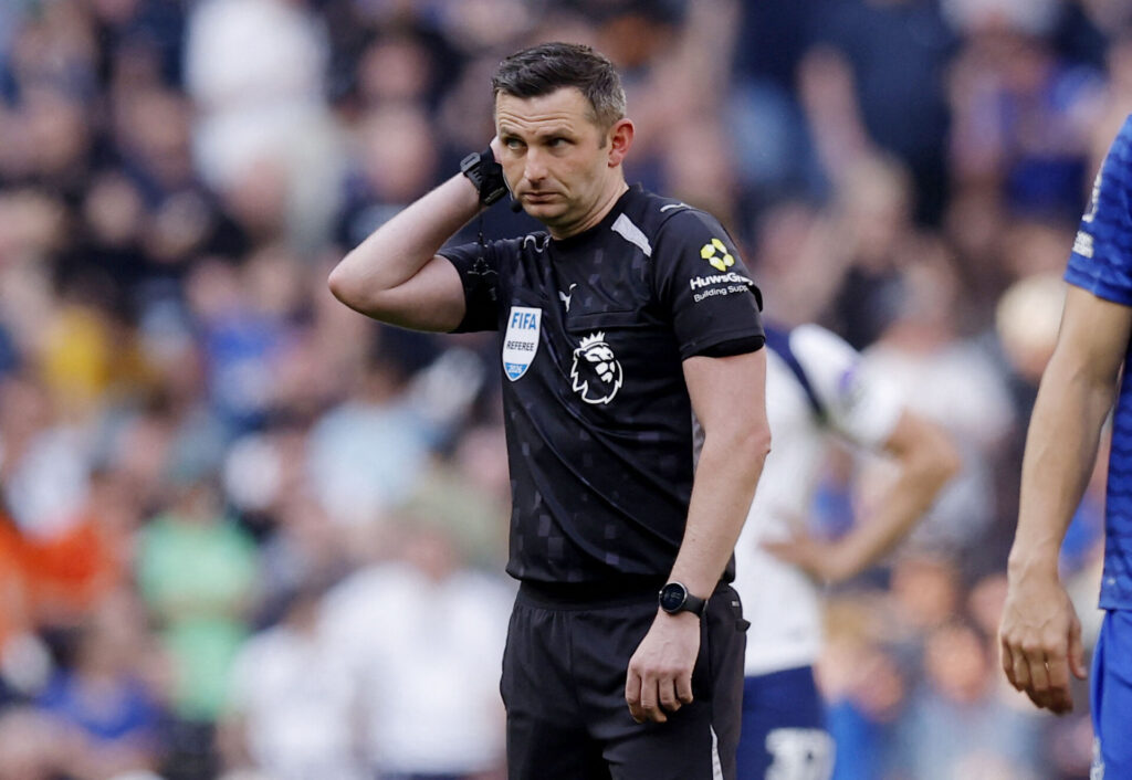 Michael Oliver klør sig i nakken.