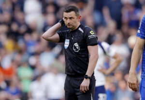 Michael Oliver klør sig i nakken.