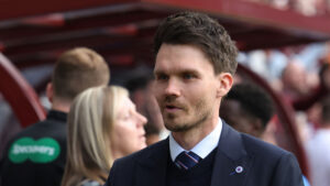 Danny Röhl på sidelinjen til en Rangers kamp.