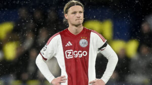 Kasper Dolberg står med hænderne i siden.