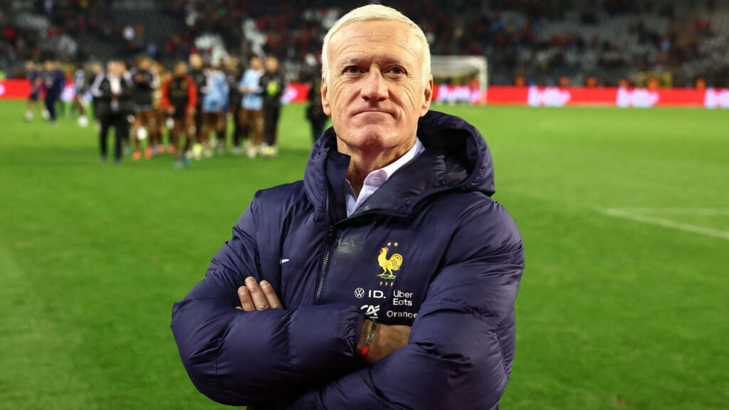 Didier Deschamps står med krydsede arme.