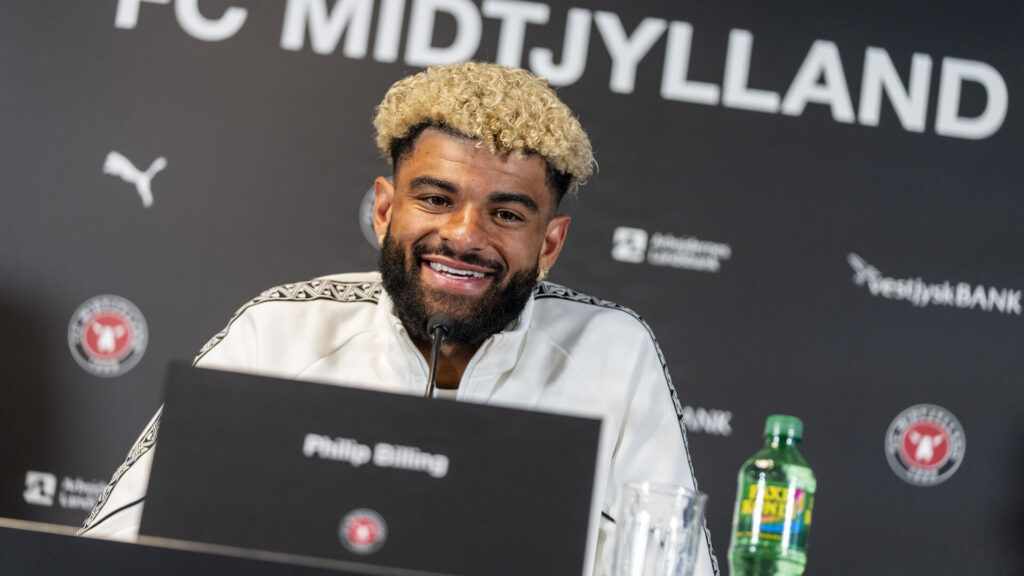 Philip Billing besvarer spørgsmål på et pressemøde
