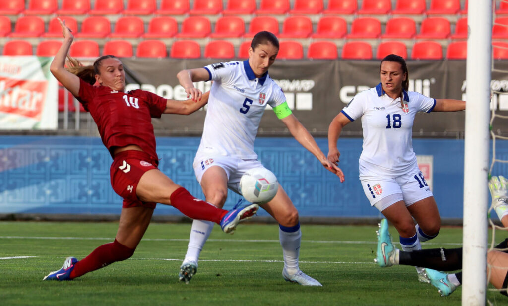 Cecilie Fløe prikker bolden i mål for Danmark mod Serbien.