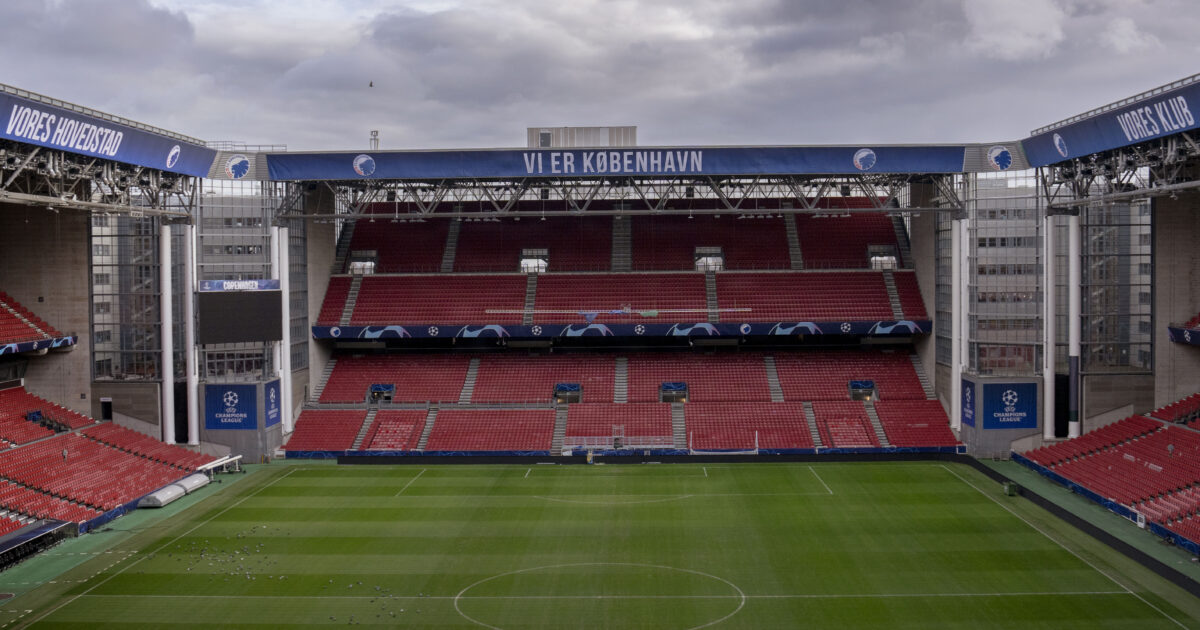 FCK byder på ung profil Stemningstribunen i Parken skal renoveres. FCK-direktør Jacob Lauesen fortæller hvorfor og advarer fansene mod at fortsætte koordinerede hop.