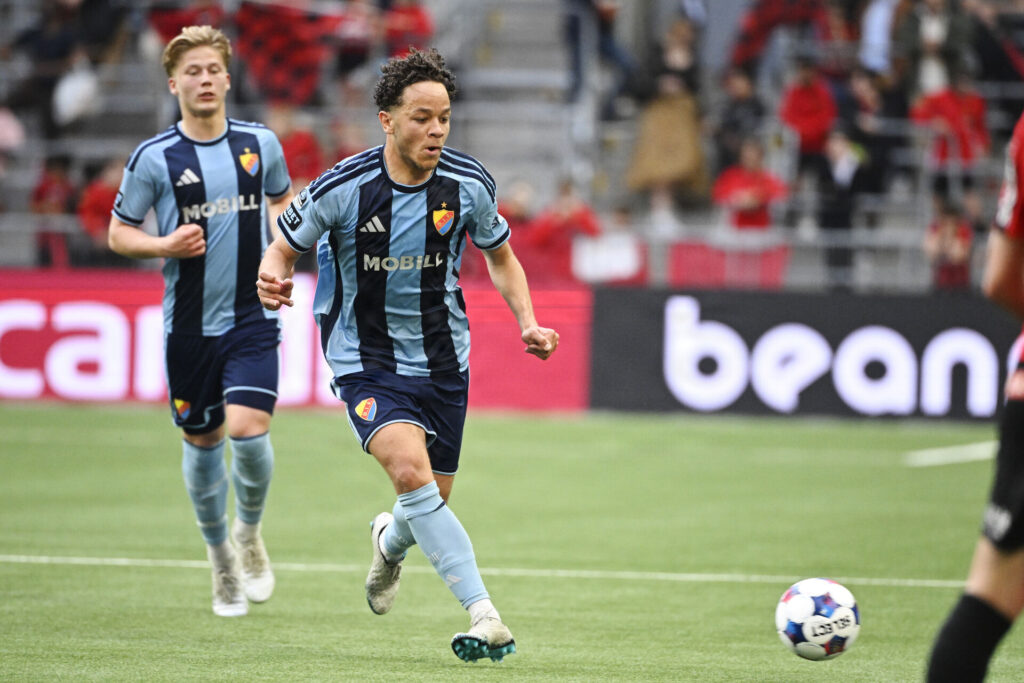 Mikael Anderson i kamp for Djurgården.