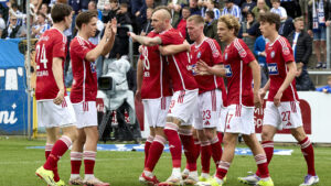 Silkeborg fejrer scoring sammen.