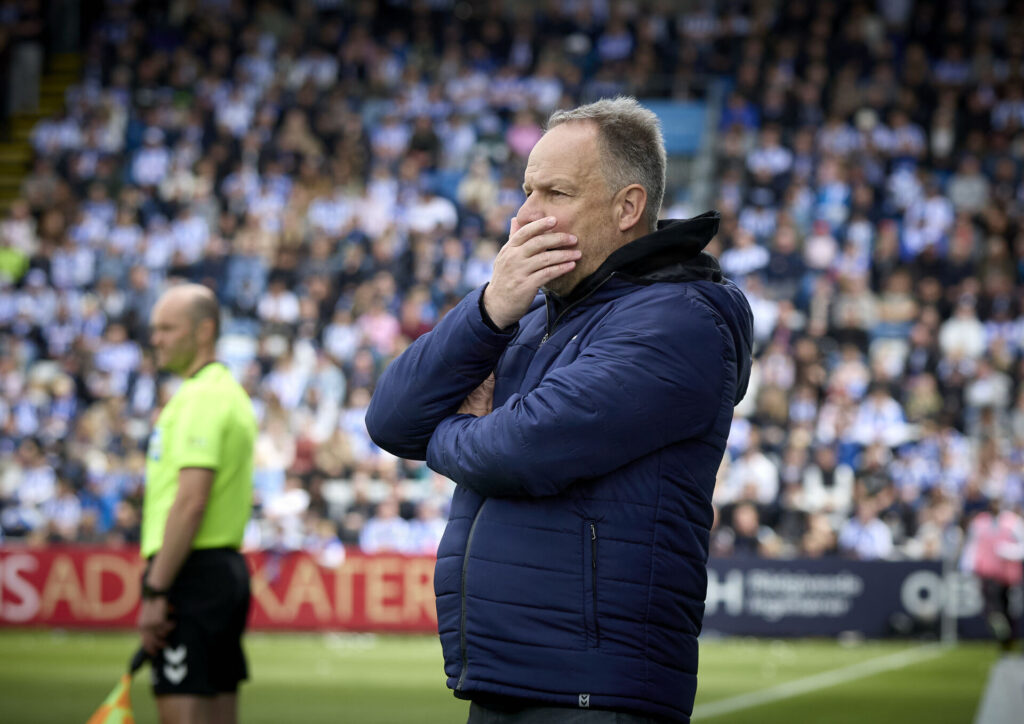 Alexander Zorniger tager sig til munden.