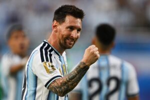 Lionel Messi med en knyttet næve.