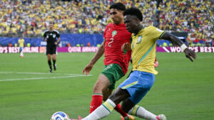 Vinicius i duel med Achraf Hakimi