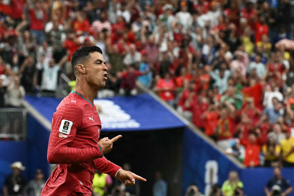 Cristiano Ronaldo jubler efter sin scoring mod Usbekistan til VM