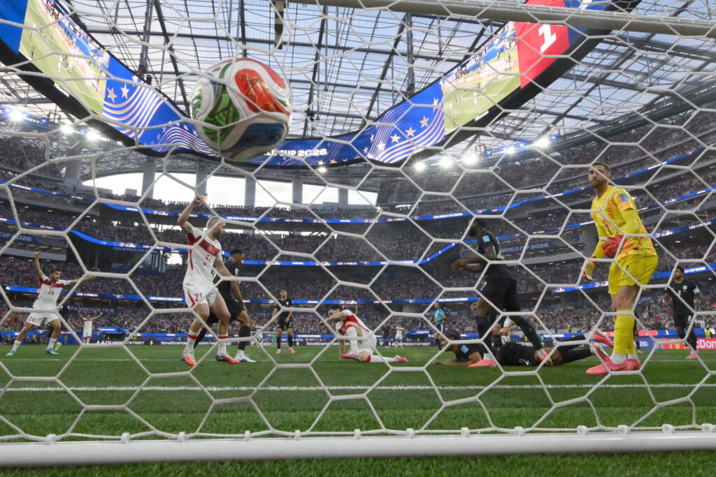 Bolden på vej i mål ved VM 2026.