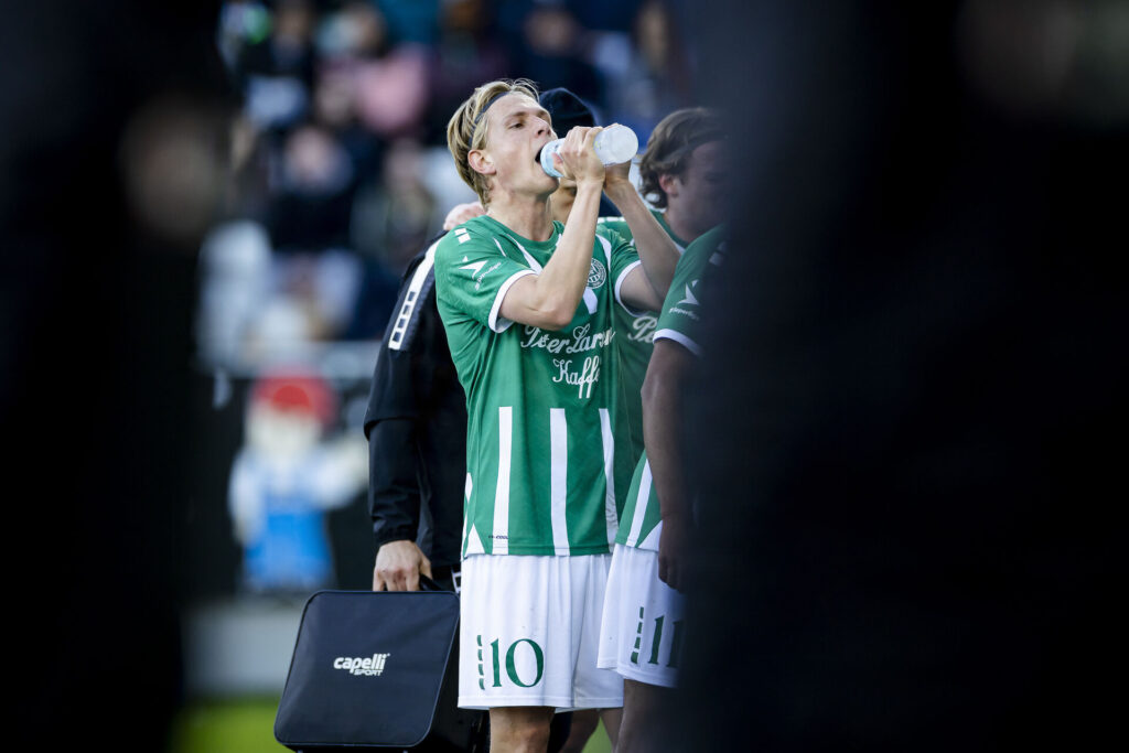 Thomas Jørgensen drikker vand.