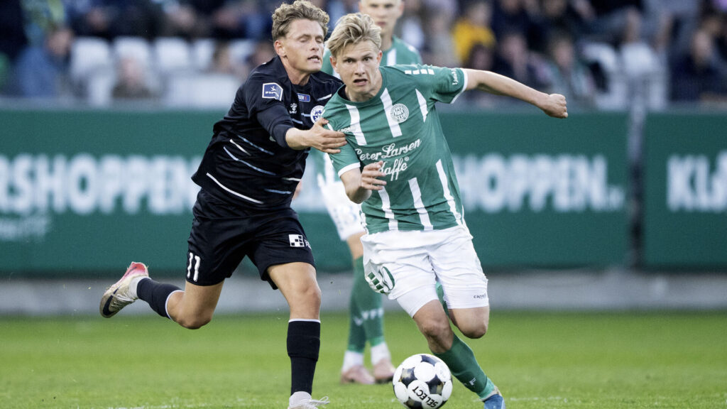 Thomas Jørgensen bliver hevet i trøjen