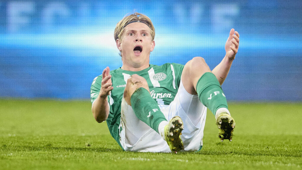 Thomas Jørgensen reagerer liggende på græsset i Viborg.