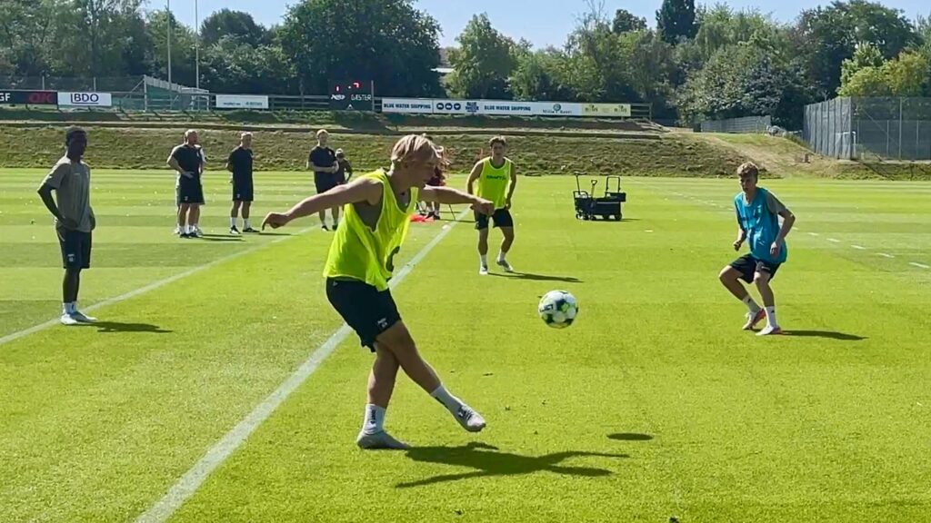 Tobias Bech slår bolden langt under AGF-træningen.