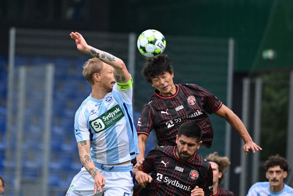 Magnus Jensen i duel med en FCM-spiller.