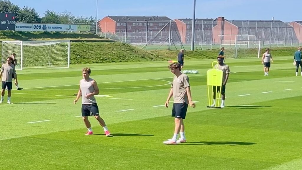 Magnus Knudsen og Kristian Arnstad i gang til AGF-træningen.