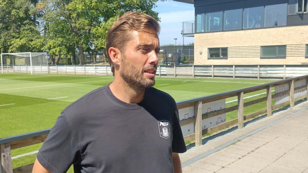 Jakob Poulsen står og taler