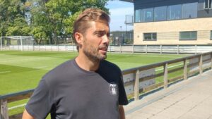 Jakob Poulsen står og taler