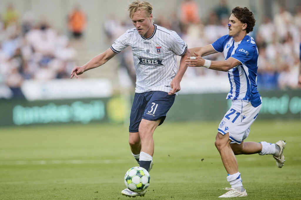 Tobias Bech på bolden mod Lech Poznan.