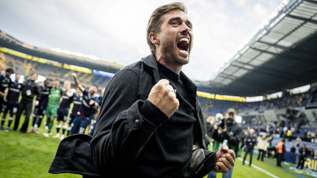 Jakob Poulsen jubler efter sejr.