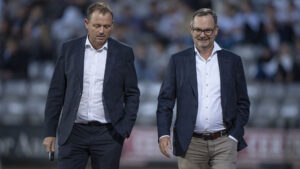 Jacob Nielsen og Lars Fournais går ved siden af hinanden.
