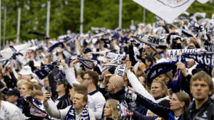 AGF-fans svinger med halstørklæder