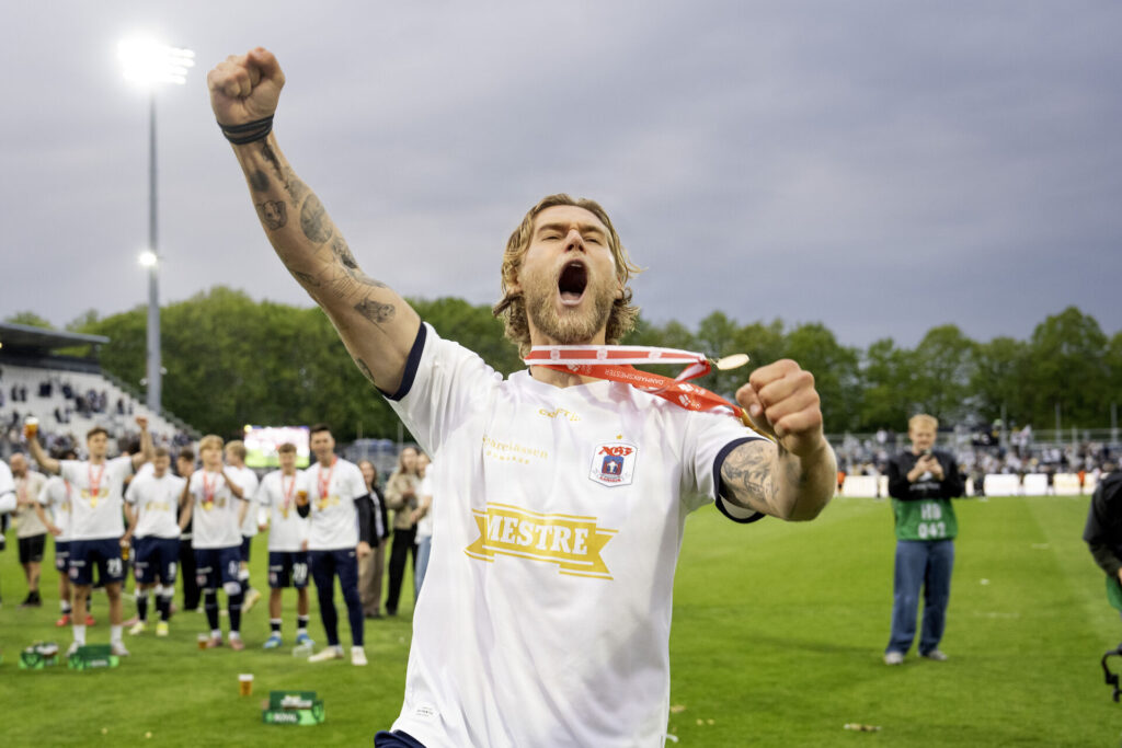 Felix Beijmo fejrer en guldmedalje for AGF.
