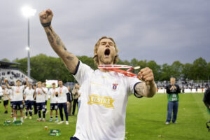 Felix Beijmo fejrer en guldmedalje for AGF.
