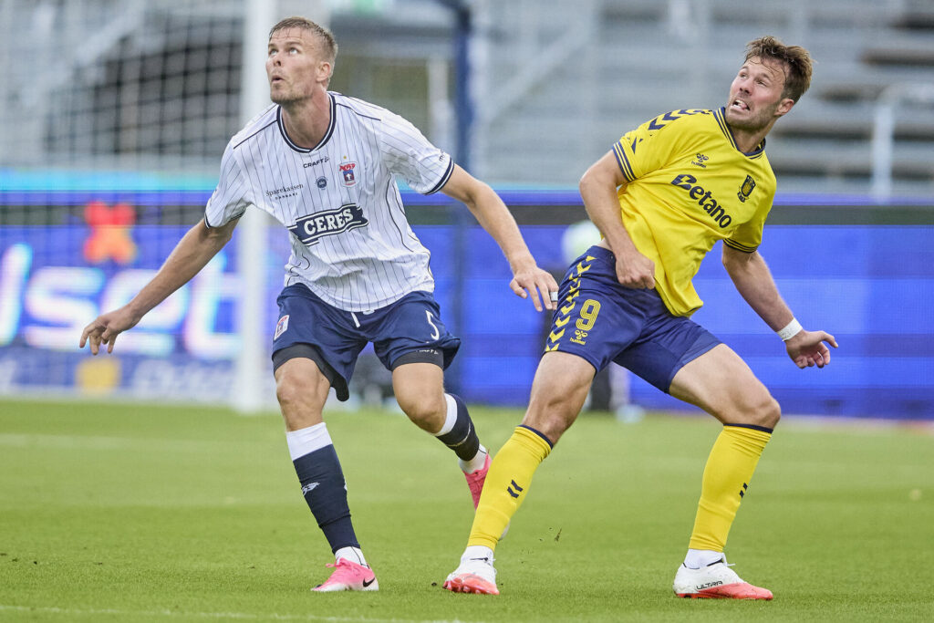 Frederik Tingager og Patrick Mortensen i en duel om bolden