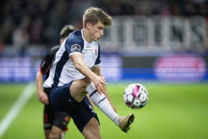 AGF's Jacob Andersen der tæmmer bolden i en kamnp mellem AF og FCM